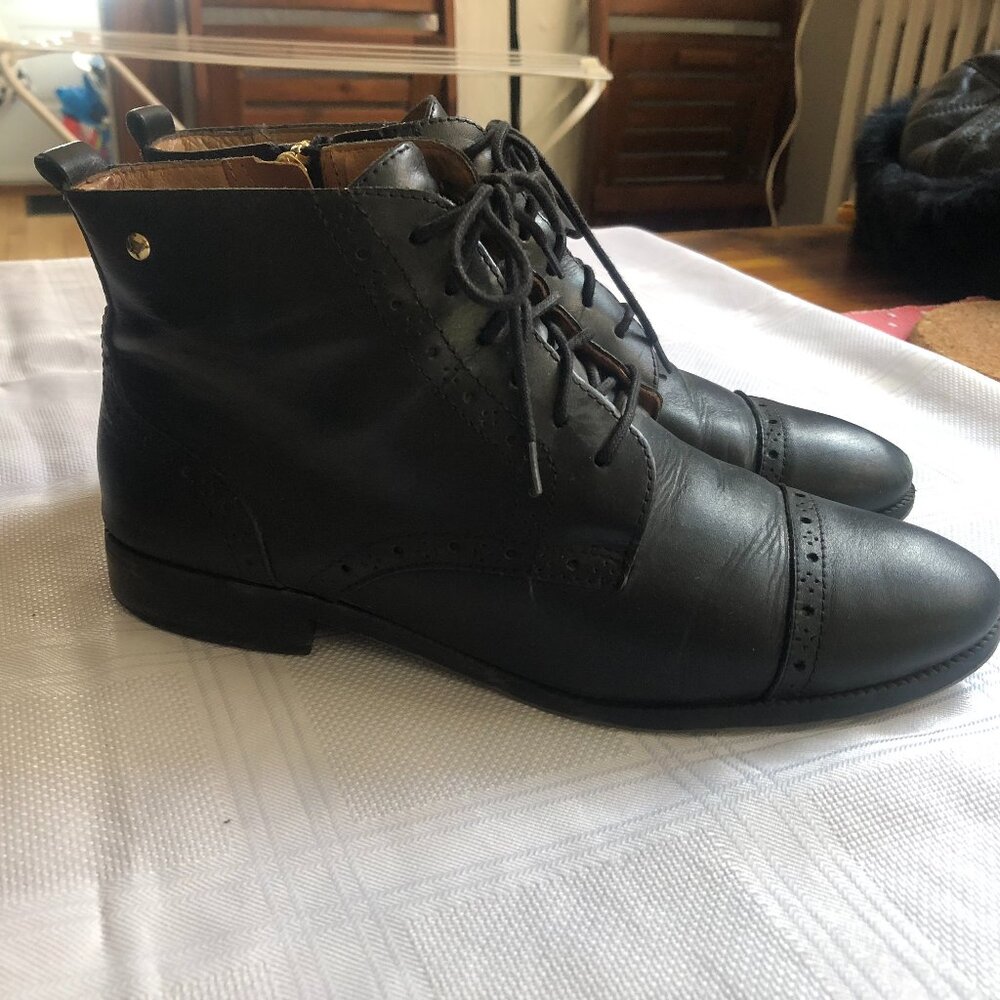Pikolinos comfortable black laced booties size 10 US